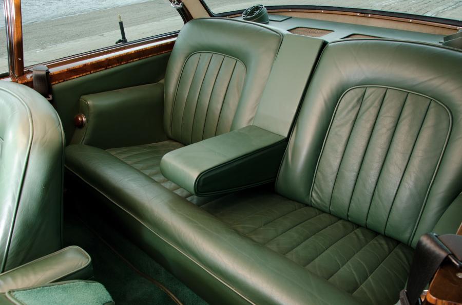 Интерьер Bentley S2 Continental Coupe by Mulliner 1960 года  (фото 2 из 23)